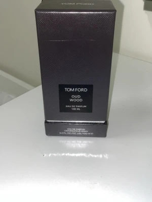 Tom Ford Oud Wood 100ml - Tom Ford Oud Wood Eau de Parfum, 100 ml. Ingredienser: Alcohol Denat., Fragrance (Parfum), Water (Aqua), Linalool, BHT, Limonene, Coumarin, Cinnamyl Alcohol, Farnesol, Hydroxyisohexyl 3-Cyclohexene Carboxaldehyde, Butylphenyl Methylpropional, Benzyl Benzoate. Tillverkad i USA.