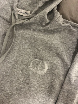 Grå hoddie  - Perfekt för dig som har storlek M. Bra matrial 