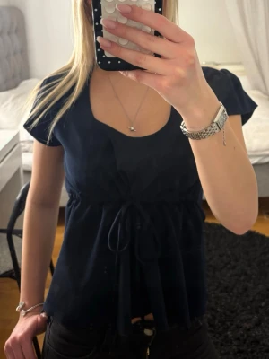 Söt blå topp 💕 - Fin topp med knyte, knappt använd 