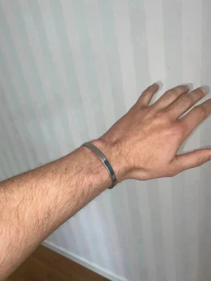 Stålarmband justerbart - Säljer ett stilrent armband i stål