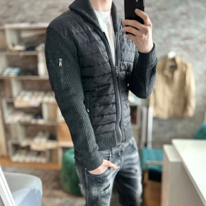 Ralph Lauren Merinoull Cardigan  - Mycket bra skick, inga defekter! Ovanlig och tvärfet! Storlek S sitter som S och passar dig som är mellan 175-185cm ungefär. Nypris ca 4000kr. Modellen är 185 cm, 75kg. Passar bra nu till våren! Skriv för mer information!🤝 