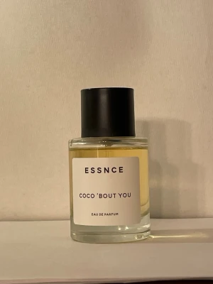  Coco 'Bout You - Essnce Coco bout you noter av ananas, kokos, piña colada, kokosgrädde, heliotrop, tiareblomma, vanilj, karamell och mysk. 50ml testad 