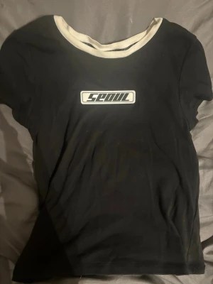 Svart t-shirt  - Svart t-shirt. Köpte den förra året. Kan stretchas bra så fungerar både för M-S.