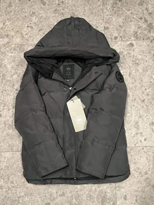 Canada Goose Macmillan Black Label - Tja! Säljer nu min sprillans nya Canada Goose Macmillan jacka. Jackan är helt ny och oanvänd och säljs på grund av att jag köpt en annan jacka. Skriv privat vid minsta lilla fundering!