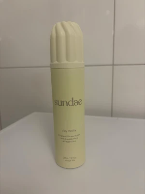 Sundae shower foam - Säljer min sundaetvål i Very Vanilla då jag köpte fel doft. Använd två gånger. 