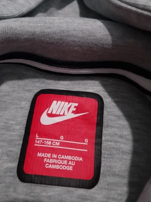 Hoodie  - Nike hoodie storlek 147- 158 cm