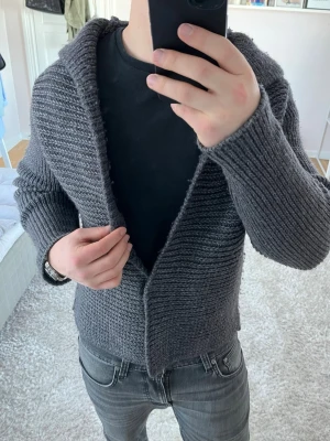 Stickad cardigan  - Cardigan | Mycket bra skick | Size - M | Pris 399 | Hör av dig vid minsta fråga eller fundering📩