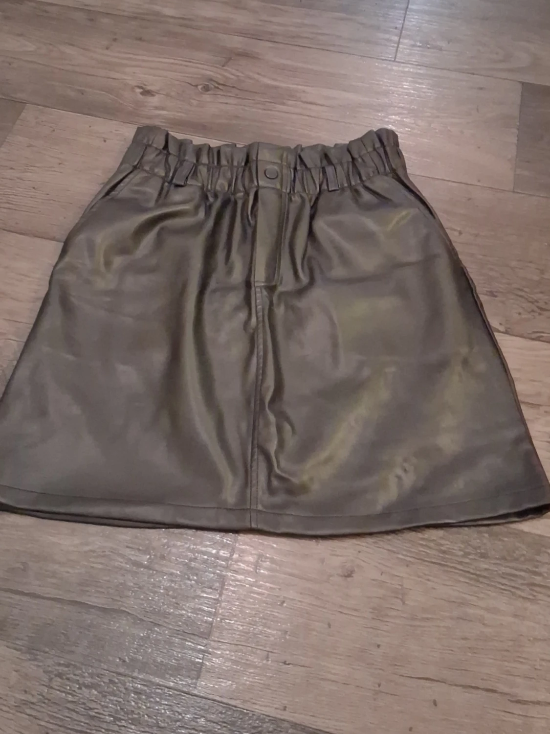 Svart kortkjol i skinn från Noisy May