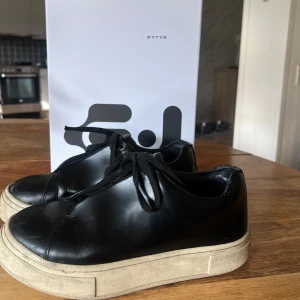 Eytys doja - Säljer mina favoriter som nu är dags att bytas ut! Skönaste skorna jag ägt och passar till så mycket. Är väldigt använda och har som på bild ganska sliten sula, därför sänkt pris❣️