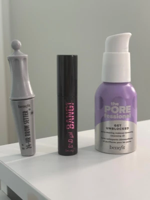 Benefit sminkkit med mascara & bryngel - Säljer ett kit från Benefit med 24-HR Brow Setter ögonbrynsgel i silverfärgad tub, BADgal BANG! mascara i svart tub med rosa text samt The POREfessional Get Unblocked rengöringsolja i lila pumpflaska. Perfekt för dig som vill ha snygga bryn, långa fransar och ren hud.