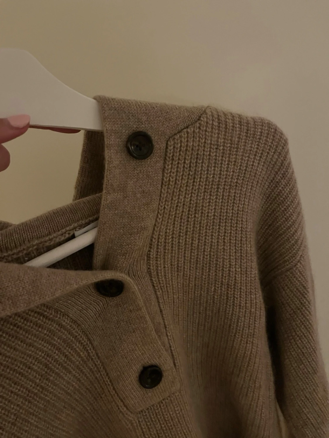 Beige stickad kofta från Davida - 1