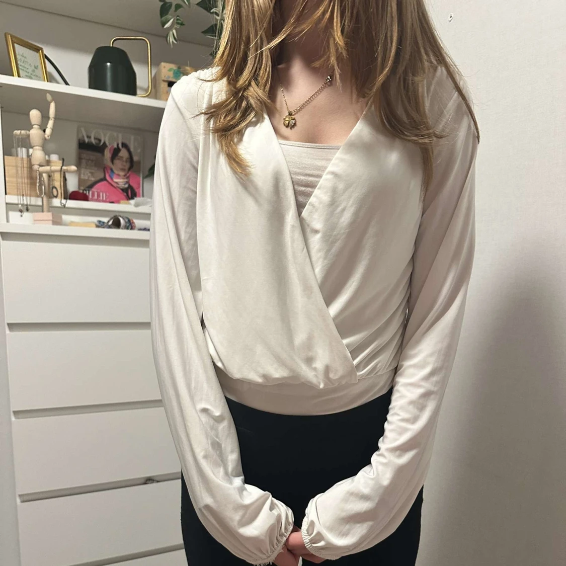 Vit omlottopp med långa ärmar