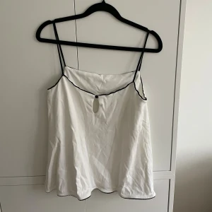 Linne från Zara Home - Jättefint linne från Zara Home i mjukt material. Går att ha både fram och bak beroende på vilken modell man vill ha. Som nytt då det knappt är använt. Passar XS-M skulle jag säga. Möts upp i Sthlm, annars står köparen för frakten 🩷