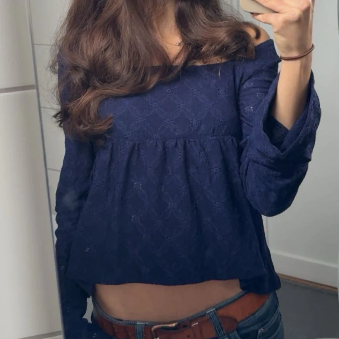 Mörkblå blus i spets - 1