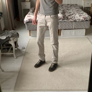 Beiga slim fit byxor Massimo Dutti - Snygga beiga byxor från Massimo Dutti i slim fit-modell. Snygg färg, perfekt passform, unikt mönster och hög kvalité. Strl 38, tveka inte o skriva vid frågor!