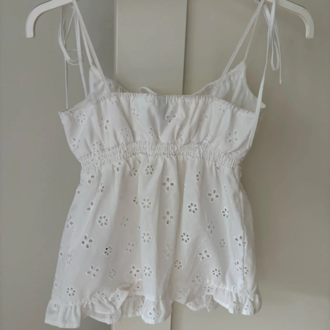 Vit topp med små blommor  - 1