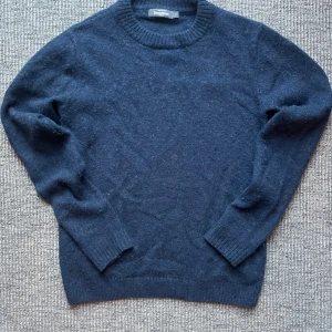 Mörkblå ulltröja från Dressmann S - Mysig mörkblå stickad tröja från Dressmann i storlek S. Tröjan har rund halsringning, ribbade muddar och är tillverkad i ull. Perfekt för kyliga dagar och enkel att matcha med jeans eller chinos. Skickar inom 1-2 dagar🙌. Svarar snabbt så tveka inte på att höra av er vid frågor och funderingar😄kom gärna med prisförslag så kan vi säkert lösa något som funkar för båda😄