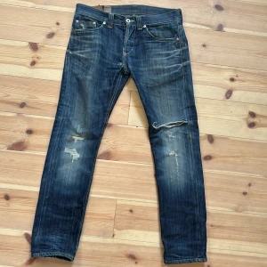 Mörkblå dondup jeans storlek 29 - Nu säljer vi ett par snygga dondup jeans i storlek 29 (orginelt storlek 30 men dem är uppsydda) jeansen har ett litet hål vid men inget man märker av. Dm för frågor och prisförslag. Pris kan ändras