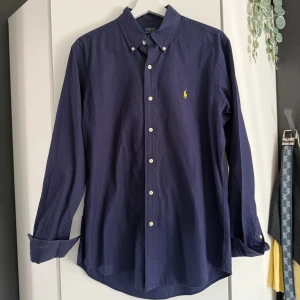 Ralph Lauren Skjorta - Blå skjorta från Polo Ralph Lauren i custom fit. Storlek M. Perfekt skick, skriv vid frågor.