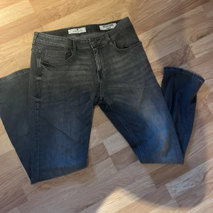 Jeans från Tom Tailor - Snygga och stiliga byxor från Tom Tailor. Svarta med snygg tvätt. Storlek 32/32