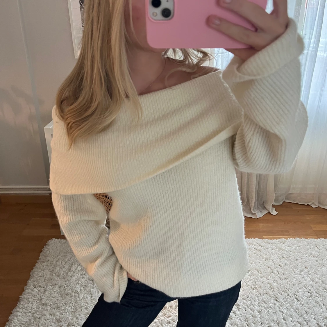 Offshoulder stickad tröja i vitt - 1