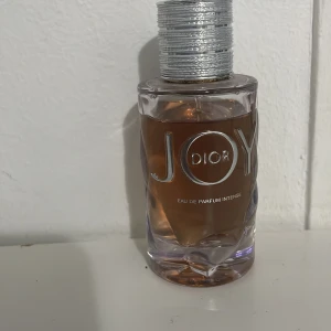 Dior Joy Eau de Parfum Intense - Dior Joy Eau de Parfum Intense är en elegant parfym med modern känsla. Perfekt för dig som vill sticka ut med en ikonisk flaska och exklusiv look. En stilren accessoar för din parfymhylla.