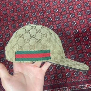 Gucci keps - nyskick med prislapp, fin replika pris går att diskutera vid snabb affär. 