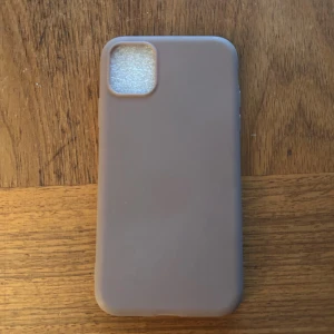 Mobilskal - Jättefint brunt mobilskal från shein. Passar till en iPhone 11. Helt ny, aldrig använt😊