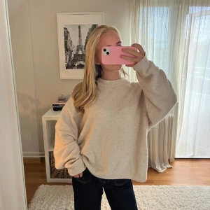 Beige stickad tröja!! - Super mysig och gosig stickad tröja ifrån hm som tyvärr inte kom till användning💕 Så mjuk och fin till att ha hemma eller i skolan🙌🏼🙌🏼💕