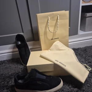 Axel Arigato Clean 360 Laceless Navy - Snygga Axel Arigato Clean 360 Laceless sneakers i marinblå mocka med vit platt sula. Slip-on modell utan snörning, minimalistisk design och diskret logga på sidan. Skorna kommer med originalpåse, box och påse från Axel Arigato. Pris kan diskuteras.💕