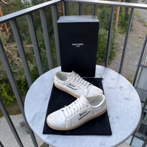 Saint Laurent - Vita - Säljer ett par Saint Laurent skor🙌🏻| Storlek 42 | Skick 8.5/10🔥- använda nån månad | Allt og ingår - box, dashbag | Skriv vid minsta fundering 💭|