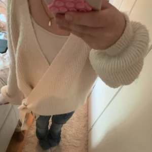Snygg omlott tröja💕 - Fin stickad kofta nu till hösten ! Köpte för 249 men säljer här för 180kr🍁