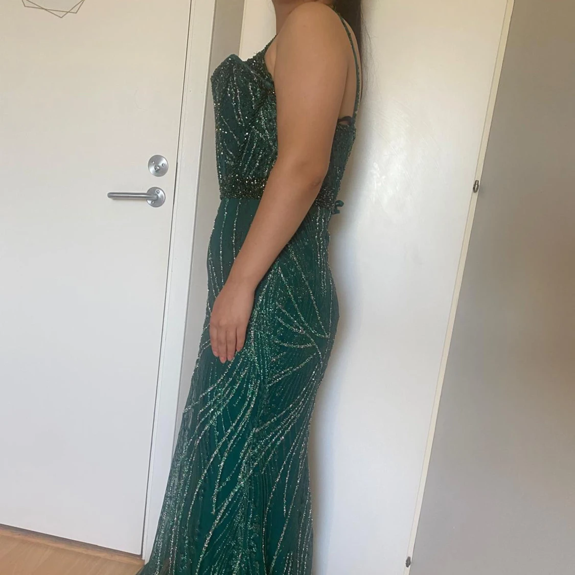 Grön glittrig långklänning med snörning - 4