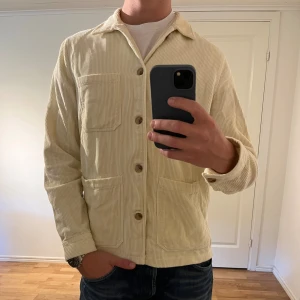 Beige Overshirt med knappar - A Days March - Säljer denna sjukt snygga Overshirten från A Days March⭐️ Färgen är beige och storleken är M✅ Den har inga defekter och skicket är utomordentligt🙌🤝 Sjukt najs passform och passar perfekt till hösten🍁🙌 Tveka inte på att höra av er dig vid minsta fråga eller fundering😊