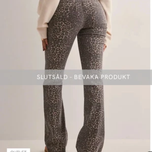 Nelly jeans  - Nelly jeans leopard i storlek EU 32. Använda 1  gång inomhus men  de inte passa för beställde online. Aldrig använda utomhus! Passa på när de inte finns i lager ❤️