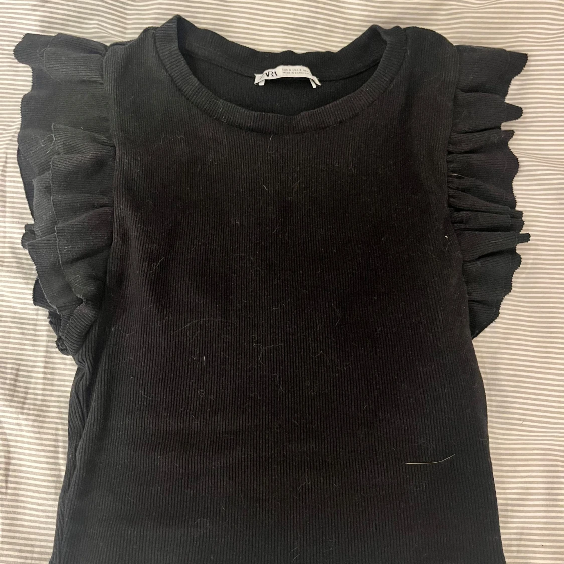 Svart ribbad topp med volangärm Zara - 2