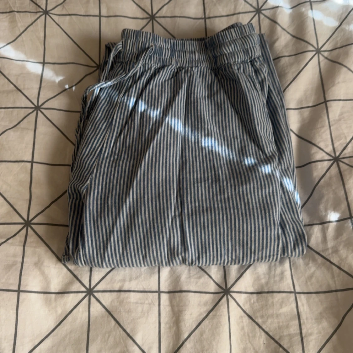 Randiga linnebyxor med snörning