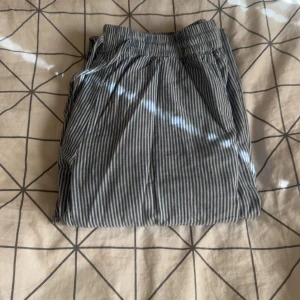 Randiga linnebyxor med snörning - Byxorna är från ett danskt märke (magasin du nord)💗 Snygga och luftiga linnebyxor med blåvita ränder och dragsko i midjan. Byxorna har avslappnad passform, raka ben och sidofickor. Perfekta för en chill och stilren look under varmare dagar.