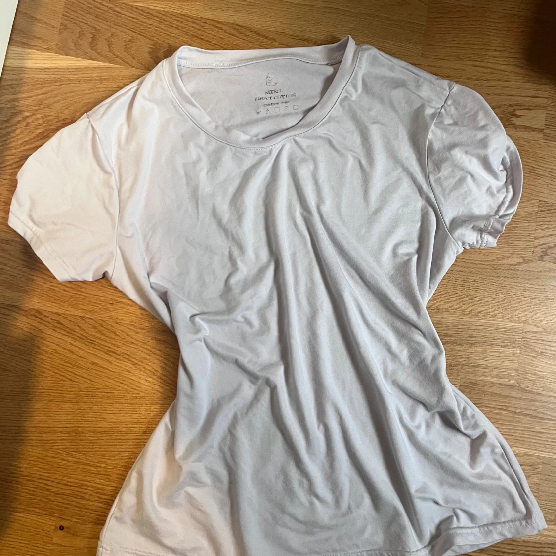 Vit t-shirt från About Cotton