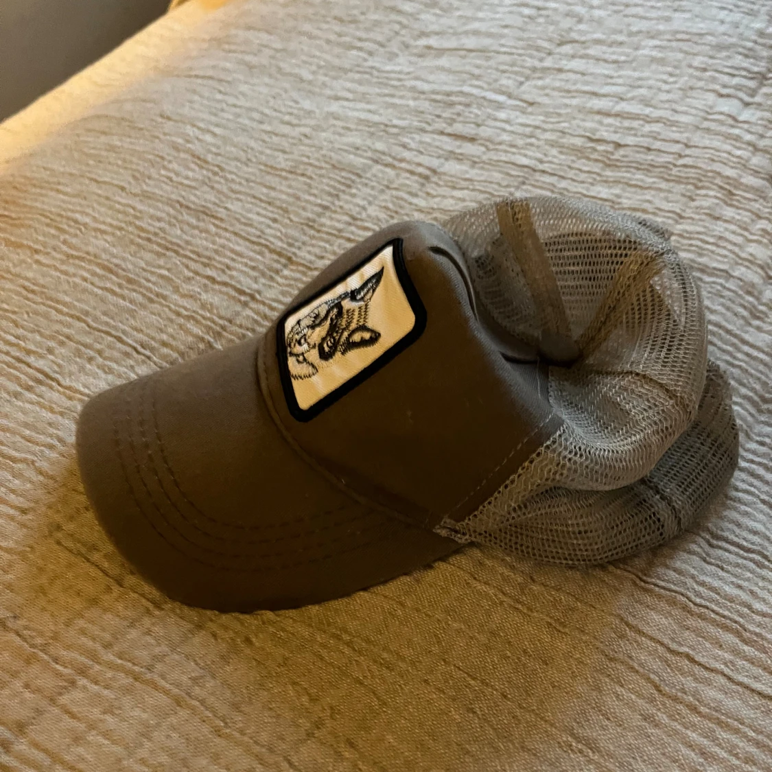 Grå truckerkeps med vargmärke - 1