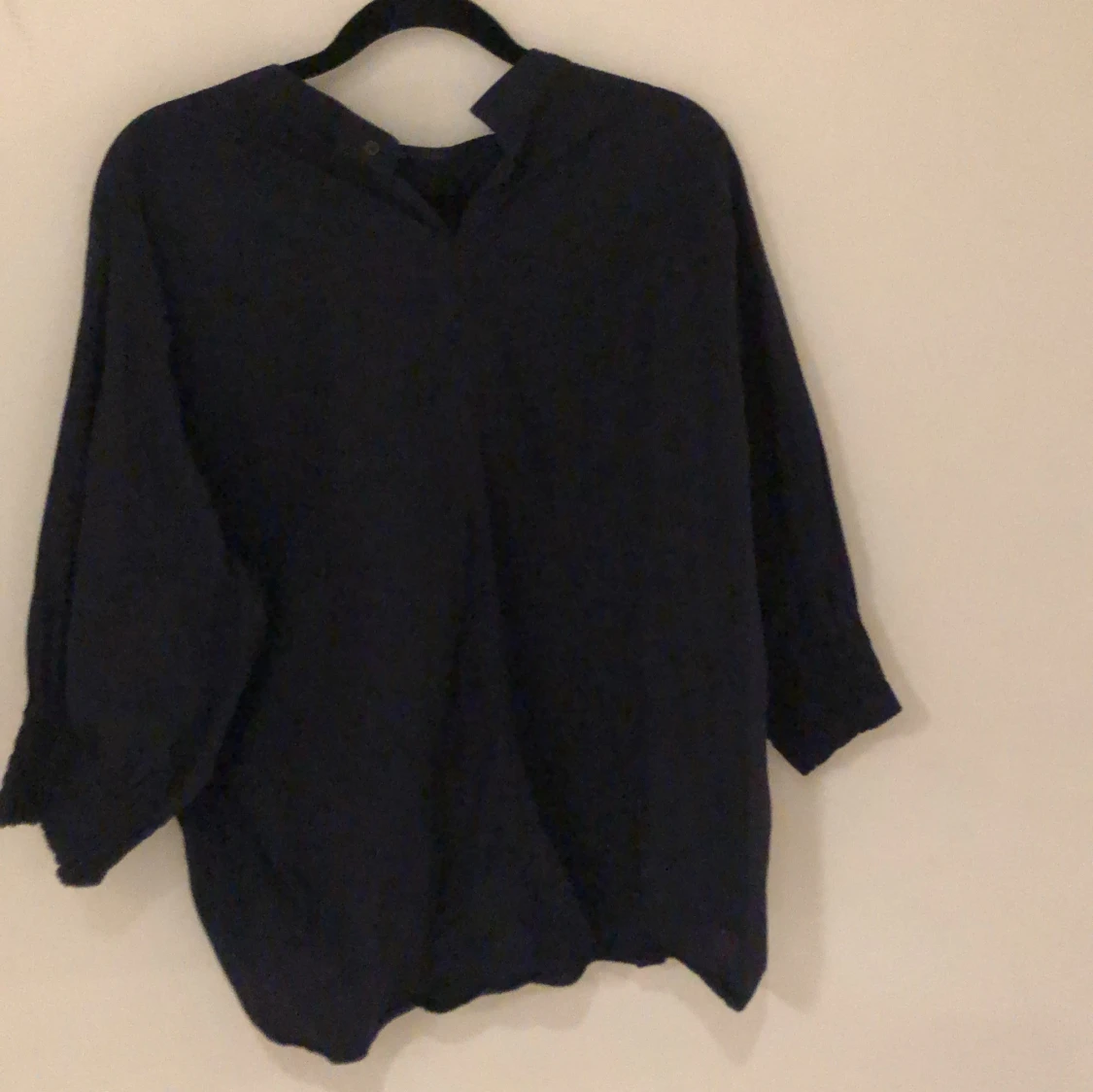 Svart blus med vida ärmar - 3