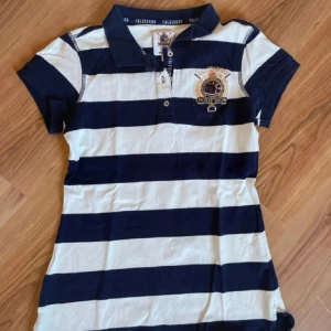 Piké  - Jättefin piké t-shirt från gina. Köpt secondhand och aldrig använt den. Inga defekter, skriv för mer info 💋