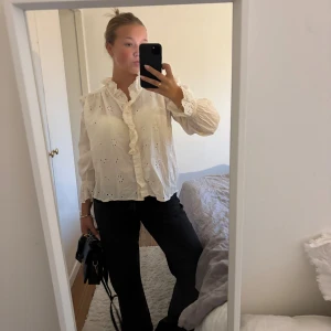 Begie blus - Värden sötaste blus från Mango som tyvärr aldrig kommer till användning längre. Passar till allt o har små fina detaljer på armar, nacke osv. Baksidan har inget mönster, se sista bilden. Skriv om du har frågor och är alltid öppen för prisförslag!!💕💞