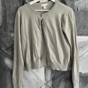 Ljusgrå kofta från H&M - Oanvänd grågrön kofta från hm