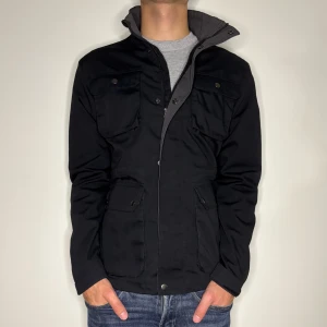 Field Jacka - Jacka från SprayWay | Skick: 9/10 | Storlek: M | Nypris: 1200kr | Säljer för 589kr | Spårbar frakt via Postnord eller Instabox | Hör av dig vid frågor eller funderingar