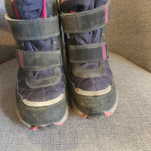 Superfit Gore-tex vinterkängor med kardborre - Superfit Gore-tex Vinterkängor, Grå/Rosa, Storlek 30. Ett par begagnade vinterkängor från Superfit i grå och rosa färg. Kängorna har dubbla kardborreband för enkel användning. Perfekt för lek och bus i vinter. Namnade på insidan.  Innersula är ca 20cm  I använt skick men har mer att ge