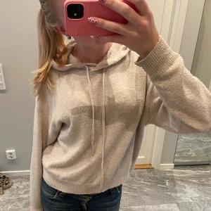 Beige stickad hoodie - Mysig beige stickad hoodie som tyvärr inte kommer till användning. Perfekt nu till hösten🩷🩷🩷🩷(skicka gärna prisförslag så kommer vi överens om nått)😇😇