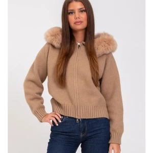 Beige stickad hoodie med pälskant - Säljer en beige stickad hoodie med dragkedja och stor huva med fluffig pälskant. Tröjan har ribbade muddar och midja, samt en loose passform som ger en chill vibe. Perfekt för kyliga dagar när du vill vara både varm och snygg.