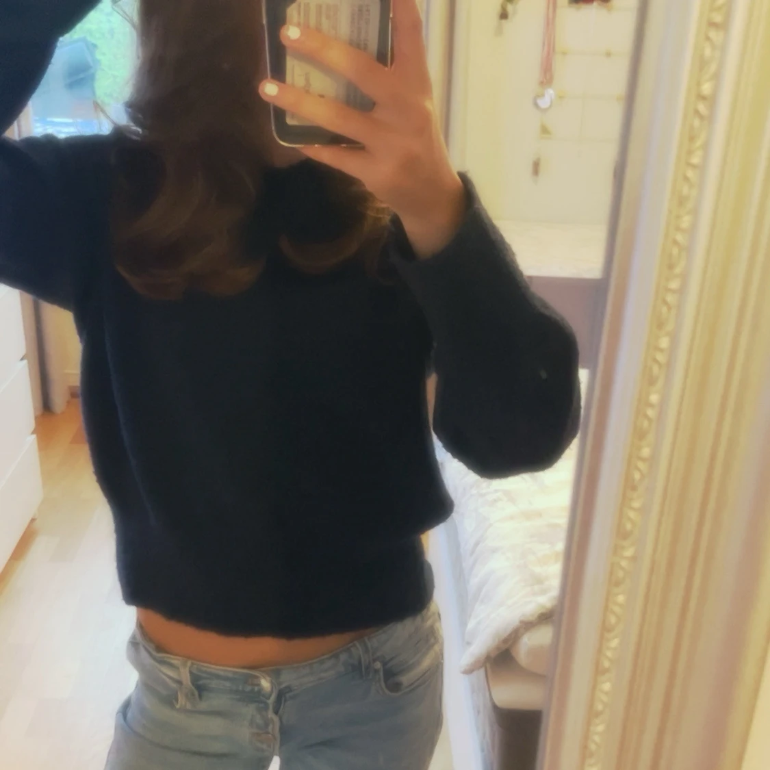 Mörkblå stickad croppad tröja