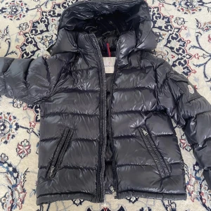 Moncler maya - Äkta moncler maya jacka i färgen midnight navy och storlek Xs passar 150-165 den är använd ungefär 5-7 gånger och i 8/10 skick det är bara hängaren som har gått sönder original pris är ungefär: 12000